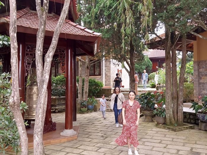 Từ sáng sớm, nhiều du khách đã có mặt ở khu Chánh niệm Nội Viện Ni.