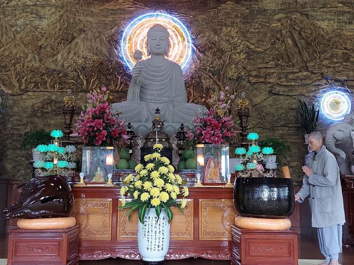 Tượng Phật được đặt trong khu Chánh niệm của Nội Viện Ni.