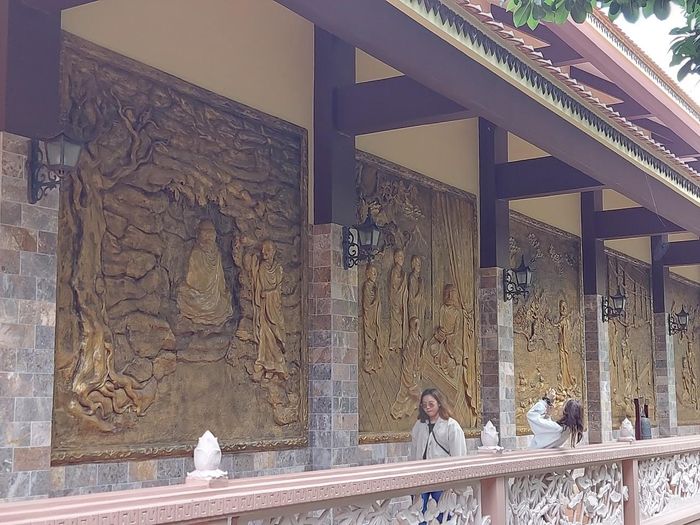 Mặt ngoài của nhà Chánh niệm là những bức tranh nổi khá lớn.