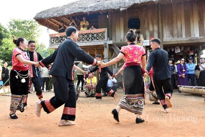 Xòe là loại hình dân vũ của đồng bào Thái