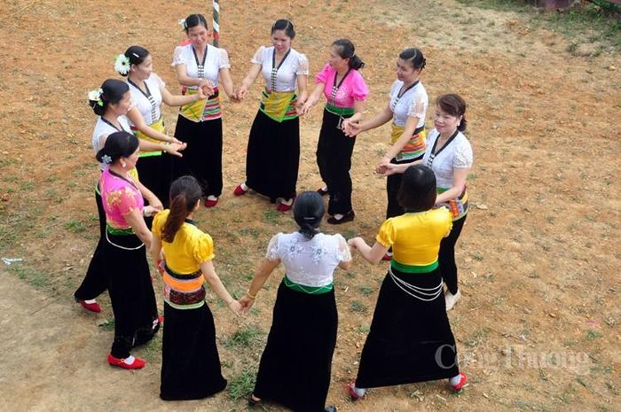 Xòe vòng là màn đồng diễn mà người Xòe nối thành vòng tròn