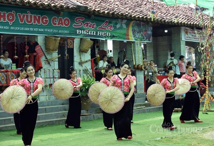 Xòe nón kết hợp uyển chuyển đôi tay và bước chân