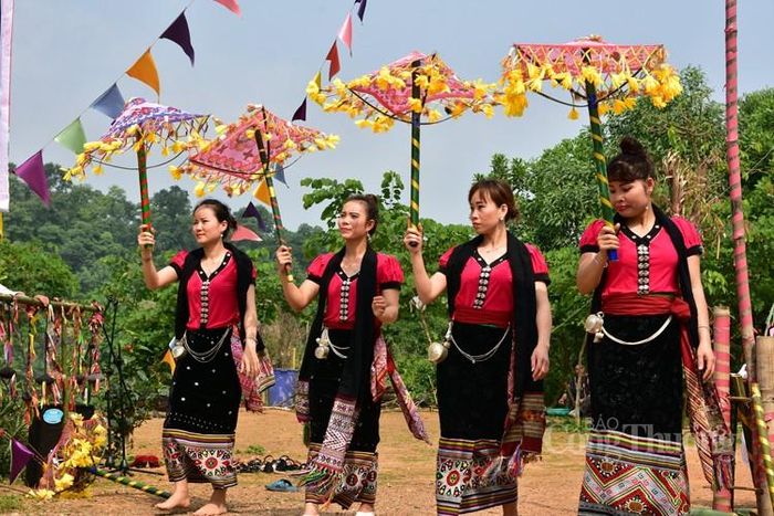 Xòe nghi lễ và Xòe biểu diễn thường kết hợp với đạo