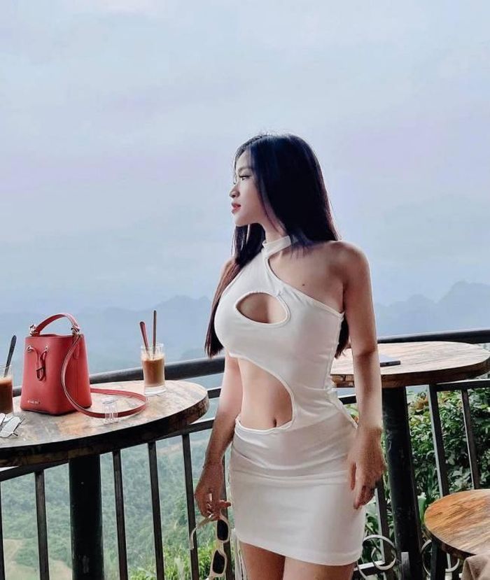 Ngay sau khi bị phản ứng bởi việc ăn mặc hở hang quá mức nên Bảo Trân phải lên tiếng thanh minh, giải thích với cộng đồng mạng.