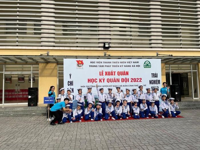 Chụp ảnh lưu niệm trước khi "lên đường nhập ngũ"