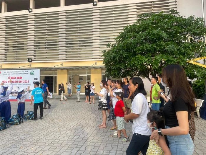 " Chúc các bạn nhỏ sau 1 tuần trải nghiệm sẽ trưởng thành hơn. Bố mẹ sẽ luôn tự hào về các con", phụ huynh Nguyễn Quốc Cường nhắn nhủ trước khi chia tay con.