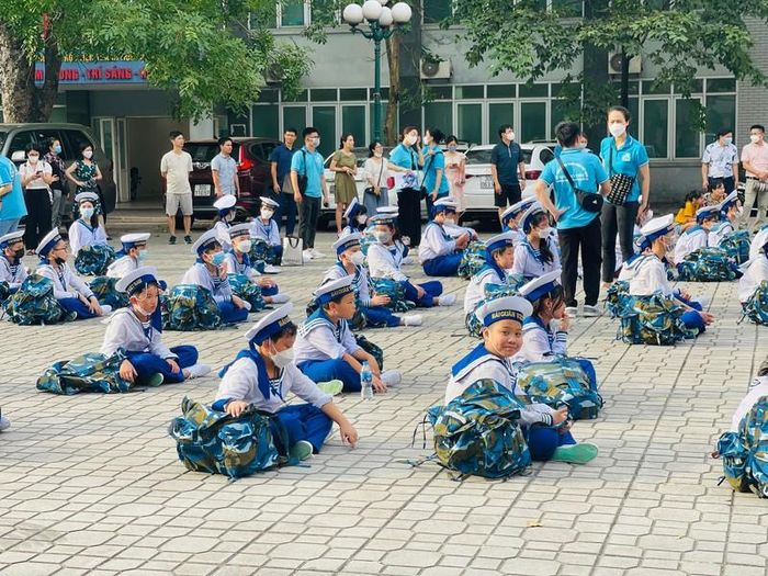 Trần Phong - chiến sĩ nhí đại diện cho hơn 109 em học sinh tham gia Học kỳ quân đội chia sẻ: "Được thử thách bản thân trong môi trường quân đội kỳ luật là mong muốn cũng là vinh dự của chúng con. Sẽ có những khó khăn trong quá trình tham gia khóa học nhưng xin bố mẹ hãy yên tâm, chúng con hứa sẽ cố gắng rèn luyện thật tốt để hoàn thành tốt khóa học ý nghĩa này".