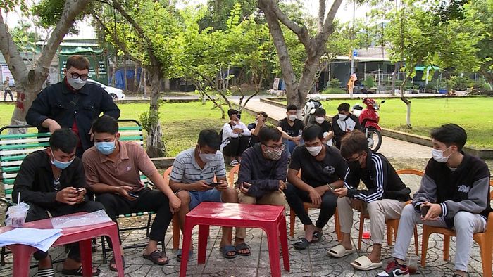Nhiều sinh viên bỗng dưng mắc nợ vì đứng tên hộ mua hàng trả góp.