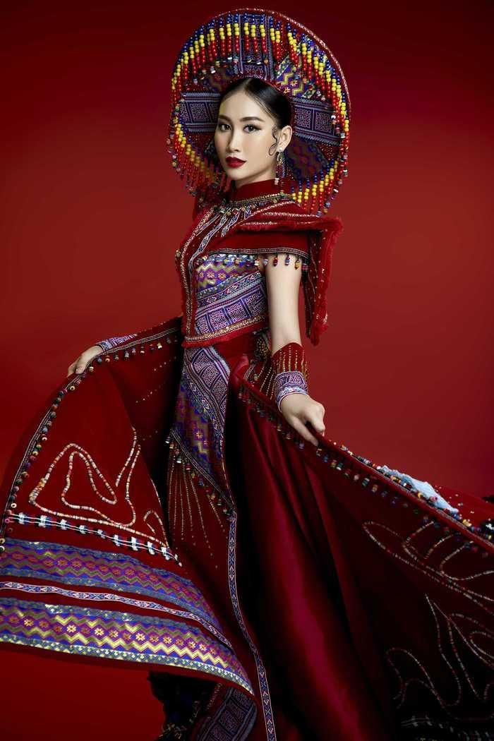 Trước giờ diễn ra hoạt động chụp ảnh trang phục dân tộc của Miss Global International 2022, Đoàn Hồng Trang chính thức giới thiệu đến công chúng về bộ trang phục dân tộc dự thi của mình. Trang phục có tên “Hợp sắc liên tỏa”, mang đậm dấu ấn văn hóa của các dân tộc vùng cao phía Bắc. Thiết kế do NTK Nguyễn Minh Tuấn thiết kế cùng với sự đồng hành ý tưởng của chính Đoàn Hồng Trang