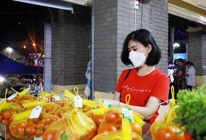 Du khách tham quan, mua sắm nông sản vùng đất “Cao nguyên trắng”.