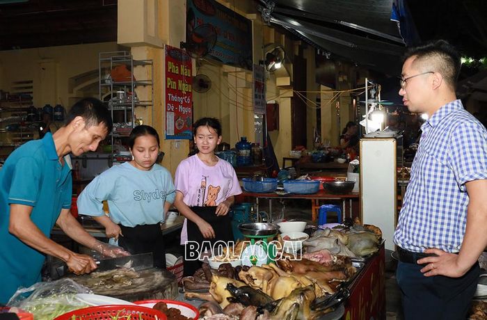 Thưởng thức ẩm thực chợ phiên.