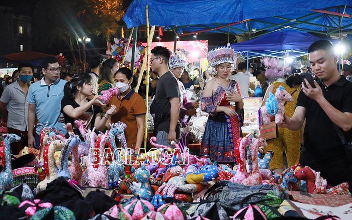 Khám phá sản phẩm thổ cẩm của các dân tộc vùng cao Bắc Hà.