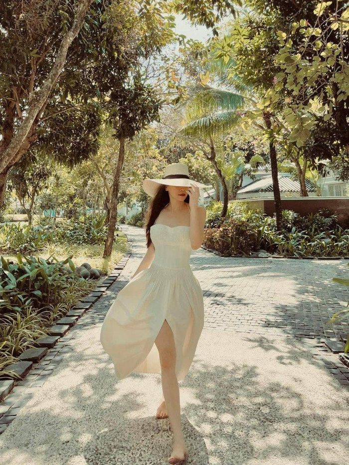 Váy trắng trơn đi dạo biển ngày hè thơ mộng.