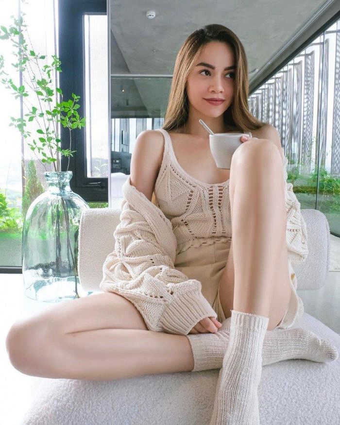 Không chỉ tôn dáng mà làn da trắng mịn của cô cũng thêm nổi bật khi diện đồ màu sắc này.