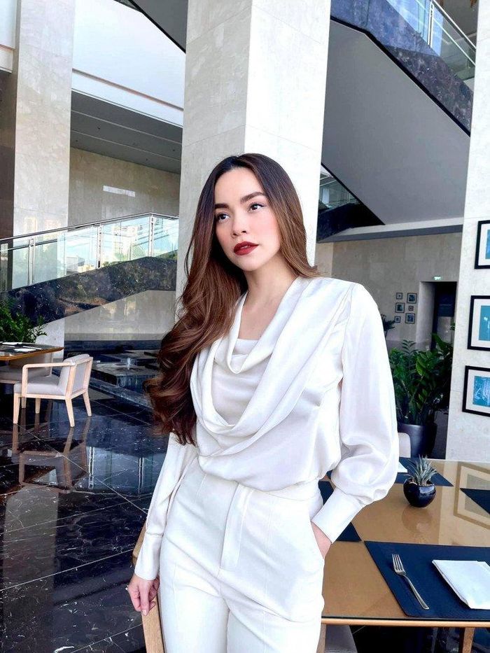 Lúc đi làm bà mẹ 3 con cũng đầy thanh lịch với set đồ trắng trơn.