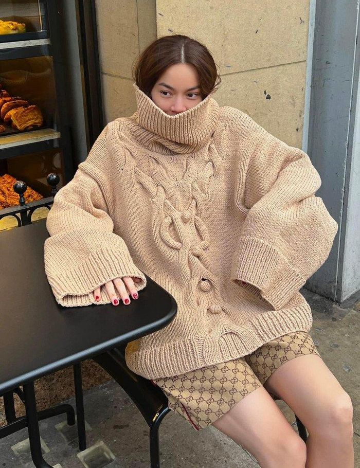 Khi đi nước ngoài cô cũng ứng dụng khá nhiều trang phục màu này.