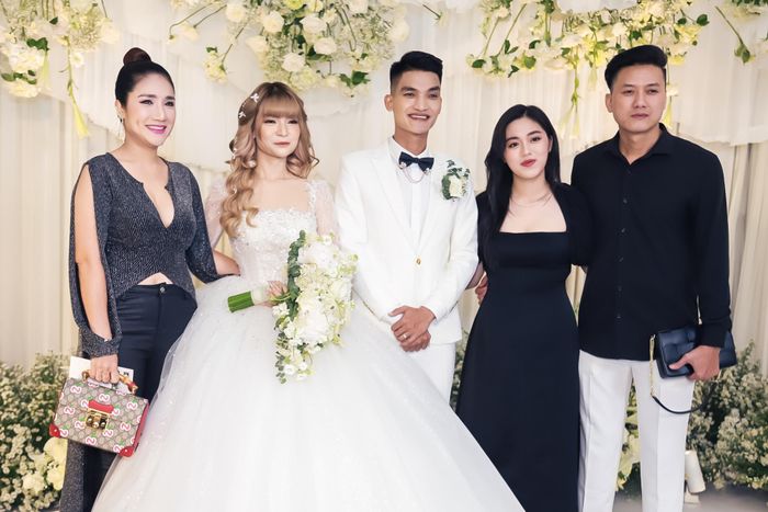  Vợ chồng Quách Ngọc Tuyên, Cát Tường cũng có mặt. Mạc Văn Khoa hoạt động ở mảng điện ảnh, phim truyền hình, game show vì vậy đám cưới của anh có sự xuất hiện của nghệ sĩ ở các lĩnh vực này. 