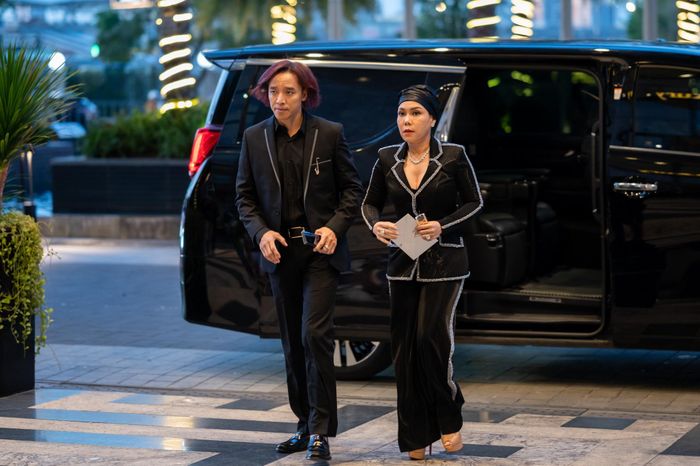  Vợ chồng Việt Hương cùng diện tông đen đến chúc mừng đàn em. Gần đây, Việt Hương gây chú ý khi cạo trọc đầu để phục vụ cho vai diễn mới. 