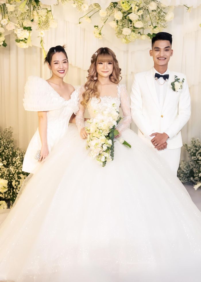  Mạc Văn Khoa và Thảo Vy đăng ký kết hôn từ tháng 12/2020. Sau đó, họ đón con gái đầu lòng. Chia sẻ với Zing, Thảo Vy cho biết cuộc sống hôn nhân của cô và Mạc Văn Khoa êm đềm, hạnh phúc. Cô cảm thấy gắn kết và yêu anh hơn sau khi có con. "Anh đi diễn về muộn cũng không ngại pha sữa cho con để tôi ngủ ngon giấc", vợ Mạc Văn Khoa kể. 