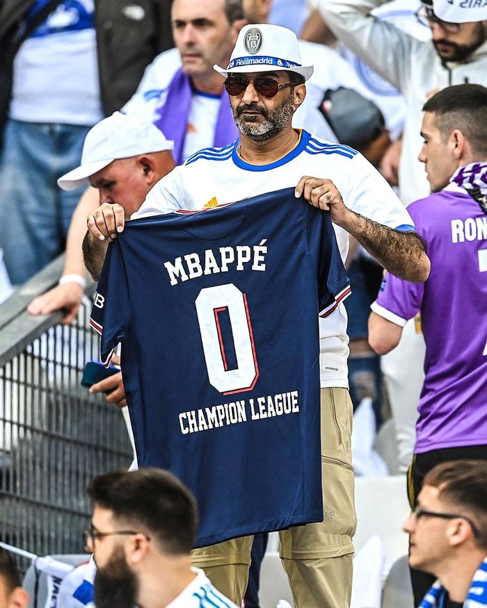 Một cổ động viên Real Madrid đã chế giễu Mbappe bên lề trận chung kết Champions League tuần trước ở Paris