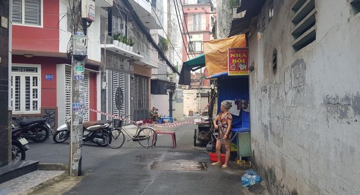 Công an phong tỏa khám nghiệm hiện trường vụ án mạng. Ảnh: Lê Trai.