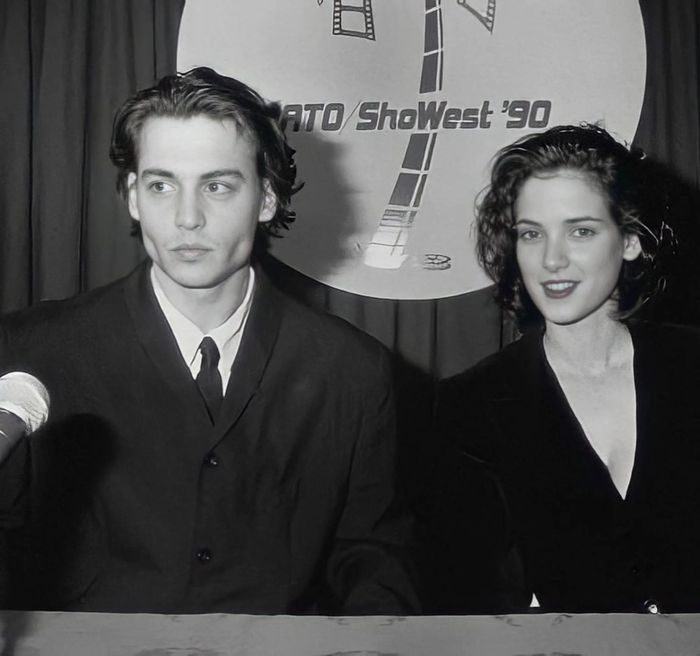  Nữ diễn viên Winona Ryder bảo vệ Johnny Depp. Ảnh: SCMP. 