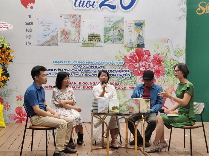 Từ trái qua: Các tác giả Đàm Huy Đông, Nguyễn Thu Thủy, Nguyễn Thị Châu Giang, CaoXuân Sơn, Đoàn Phương Huyền trong buổi giao lưu
