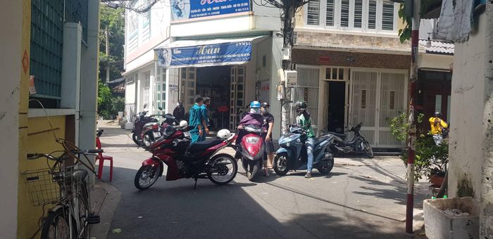 Công an phong tỏa con hẻm đi vào hiện trường. Ảnh: CHÍ THẠCH 