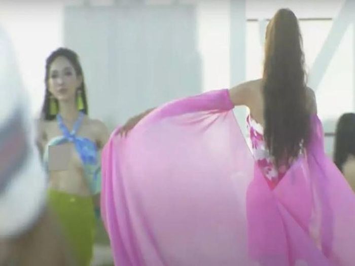 Đỗ Nhật Hà gặp sự cố lộ ngực khi catwalk trong vòng thi "Người đẹp biển" thuộc khuôn khổ Hoa hậu Hoàn vũ Việt Nam 2022. Ảnh: Vietnamnet Ảnh: Vietnamnet
