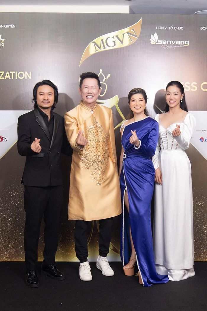 Chủ tịch Miss Grand International - ông Nawat Itsaragrisil khiến các fans không khỏi thích thú khi diện trên mình trang phục áo dài truyền thống Việt Nam. Trong khi Phó chủ tịch Miss Grand International - bà Teresa Chaivisut diện trên mình chiếc váy dạ hội màu xanh sapphire quyền lực cùng điểm nhấn lấp lánh.