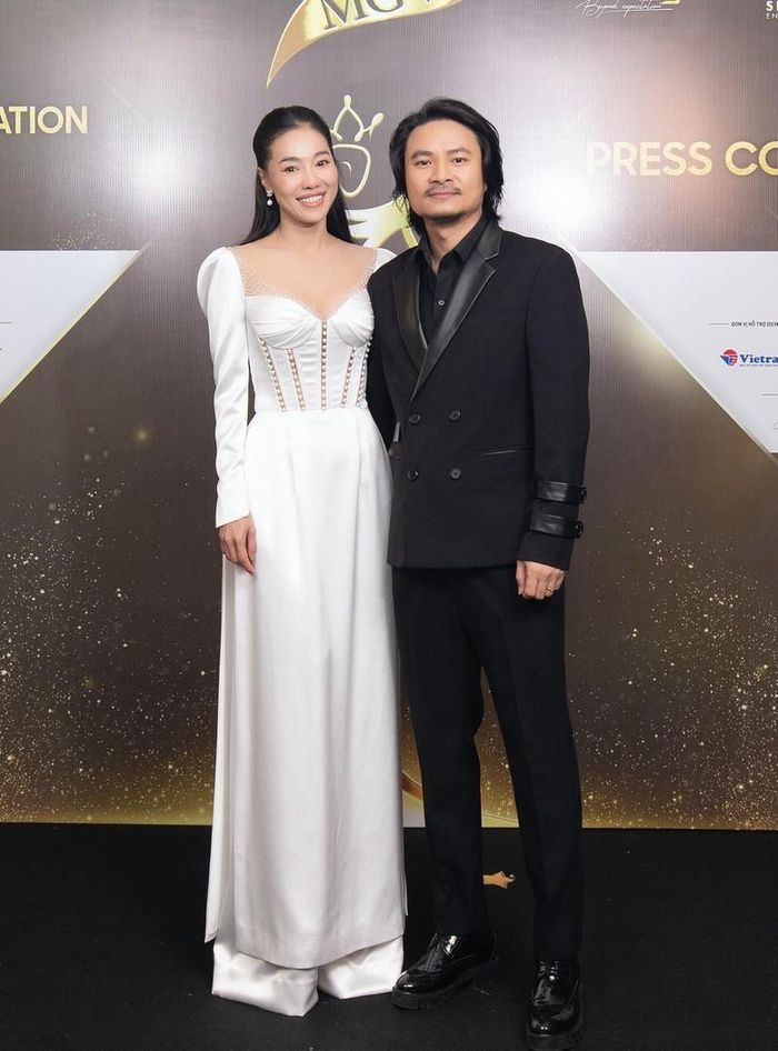 Bà Phạm Kim Dung - CEO Sen Vàng khác lạ với áo dài trắng cùng phụ kiện ngọc trai thanh lịch. "Bà trùm Hoa hậu" xuất hiện cùng ông xã Hoàng Nhật Nam - Tổng Đạo diễn của cuộc thi Miss Grand Vietnam 2022 trên thảm đỏ.