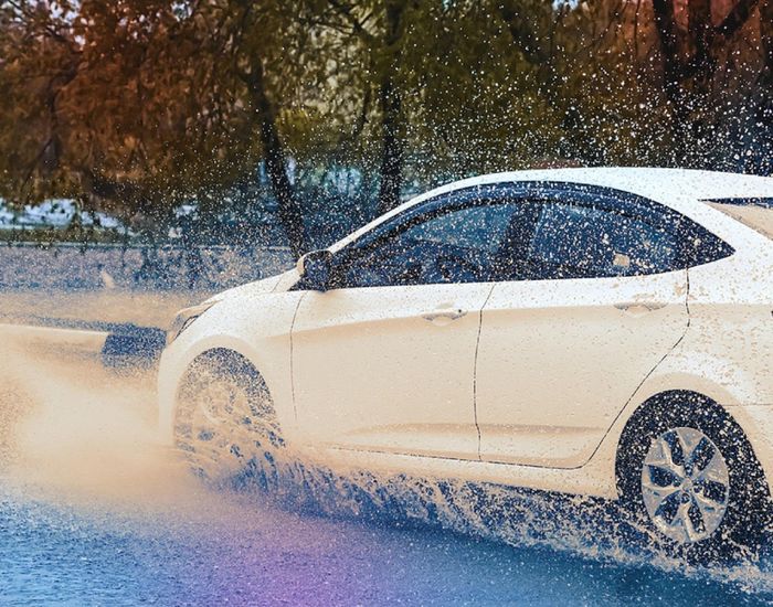 Lái xe hãy luôn đảm bảo tốc độ hợp lý để bánh xe có thể tiếp xúc hoàn toàn với mặt đường