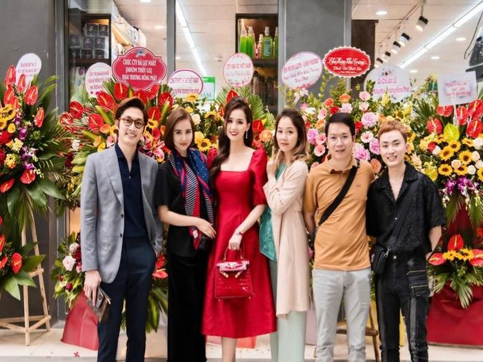 Cách đây không lâu, khi được hỏi về thông tin Đình Tú chia tay Hương Giang, Huyền Lizzie chia sẻ trên Dân Trí: "Tôi không nói gì và không muốn bình luận chuyện của người khác hay pr chuyện gì ngoài phim".