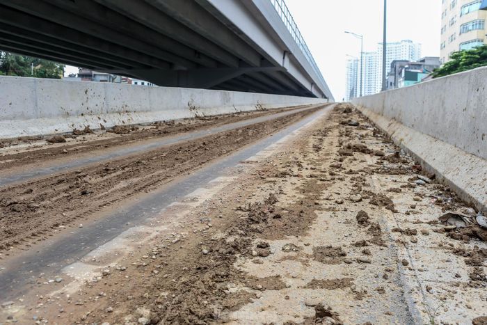 Đất rơi vãi kéo dài khoảng 200 mét tại lối lên đường vành đai 3 trên cao.