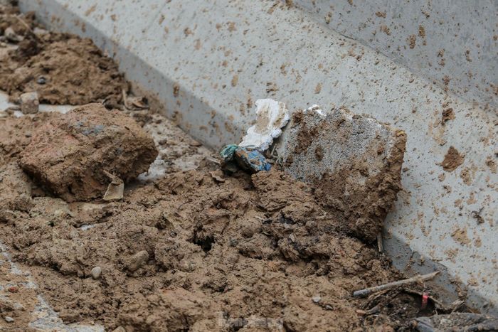 Độ cao của bùn, đất có đoạn gần 0,5 mét cản trở giao thông, khiến các phương tiện không thể di chuyển qua.