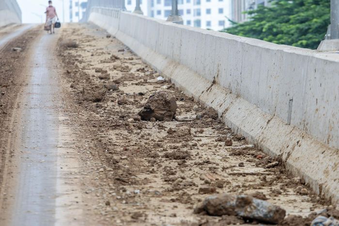 Theo một số người dân nhận định, có khả năng là do một số xe chở đất đá chạy vào ban đêm đổ thải xuống đường.