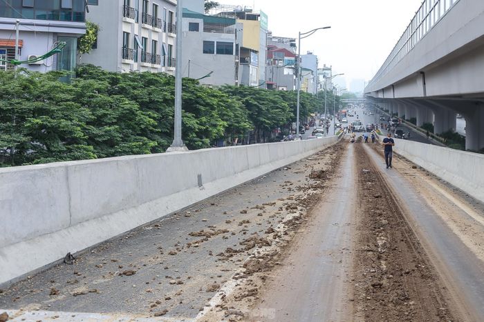 Sau khi phát hiện sự việc, lực lượng chức năng đã phân luồng, không cho các phương tiện di chuyển qua đoạn đường trên.
