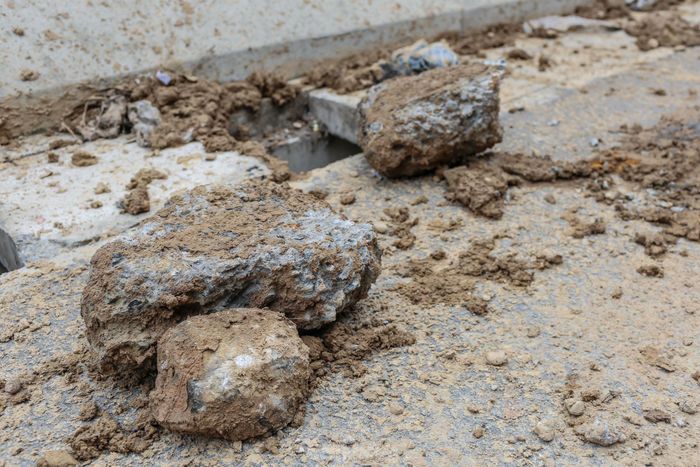 Những tảng đá lớn rơi vãi gây mất an toàn giao thông.