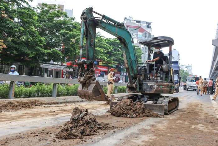 Theo lãnh đạo đội CSGT số 6, hiện đơn vị đang phối hợp với các đơn vị liên quan tiến hành trích xuất camera nhà dân dọc đường để truy tìm phương tiện làm rơi vãi đất đá. 