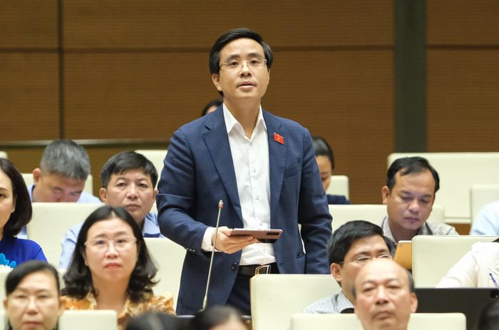 Đại biểu Nguyễn Thành Công (đoàn Ninh Bình) đặt câu hỏi tại phiên thảo luận (Ảnh: Quochoi.vn).