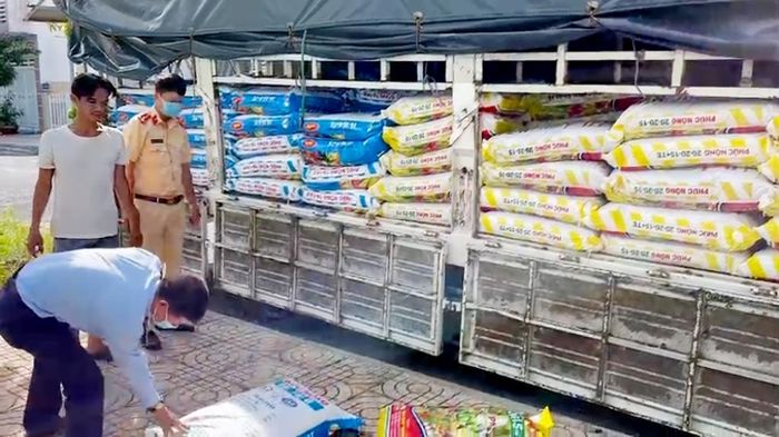 Lực lượng chức năng lấy mẫu phân bón để kiểm nghiệm chất lượng. (Ảnh: Tiến Tầm).
