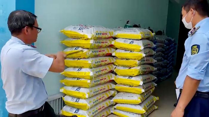 Lực lượng chức năng tiến hành kiểm tra phương tiện chở số lượng lớn phân bón không đảm bảo chất lượng.
