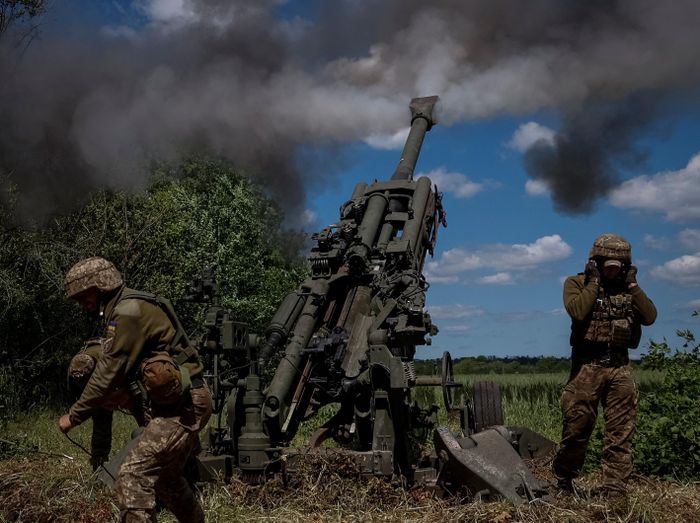 Pháo binh Ukraine khai hỏa pháo M777 do Mỹ chế tạo gần tiền tuyến hôm 6/6. Ảnh: Reuters. 