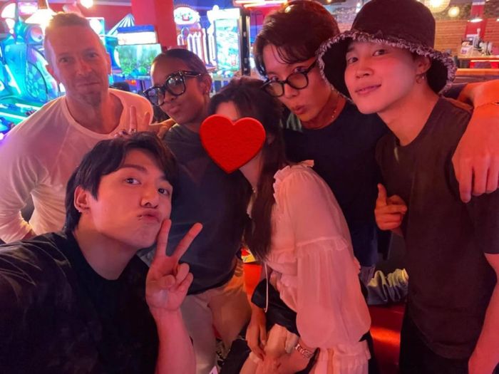  Mới đây, ba thành viên của BTS là J-Hope, Jimin và Jungkook đã dành buổi tối đi chơi cùng nhau sau chuyến thăm Nhà Trắng, theo Zoom TV. Trên trang cá nhân của HER, cô khoe bức ảnh chụp cùng họ và Chris Martin. Thậm chí, người hâm mộ còn nhận thấy Martin đã mặc bộ đồ ngủ do Jin tự thiết kế cho anh. Ảnh: HER. 