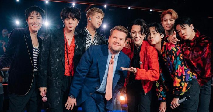  Theo Koreaboo, các thành viên BTS thậm chí còn gọi Corden là "Papa Mochi". Đổi lại, Corden gọi Jimin là "Baby Mochi" vì đây là biệt danh của nam ca sĩ. Ngoài ra, James Corden cũng nhiều lần chăm sóc cho BTS phía sau hậu trường. Có lần, người dẫn chương trình được phát hiện cố gắng bảo vệ Suga khỏi ánh nắng mặt trời khi luyện tập cho Crosswalk Concert. Ảnh: Koreaboo. 