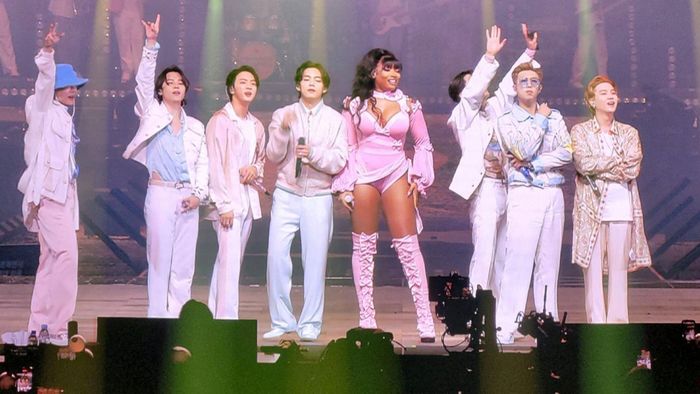  Lần khác, khi BTS tổ chức chuyến lưu diễn tại Los Angeles, Mỹ, Megan Thee Stallion đã xuất hiện và cùng thể hiện ca khúc Butter lần đầu tiên với bảy thành viên. Họ luôn quan tâm và ủng hộ lẫn nhau trong sự nghiệp. Bằng chứng là tại Lễ trao giải Grammy 2022, nữ rapper tiếp tục chụp ảnh với tư thế lè lưỡi đặc trưng cùng BTS. Ảnh: Allkpop. 