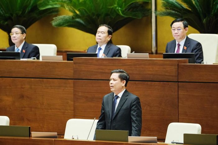 Bộ trưởng Bộ GTVT Nguyễn Văn Thể trả lời chất vấn Đại biểu Quốc hội ngày 9/6.