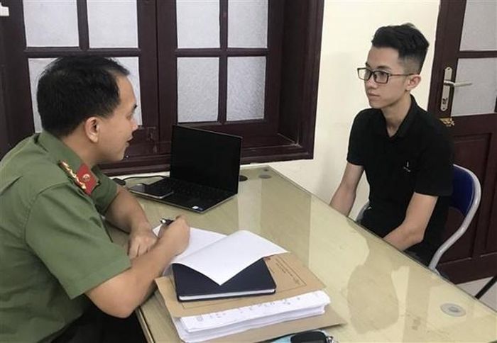 Nguyễn Trung Hiếu tại Cơ quan Công an. (Ảnh: Thanh Thương/TTXVN)