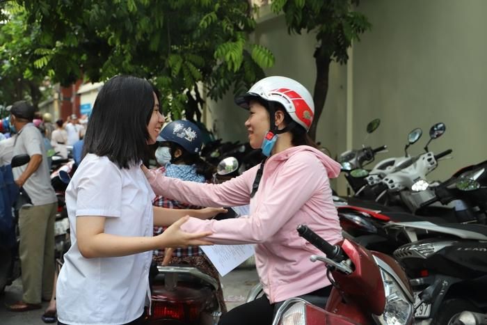 Cha mẹ đặt rất nhiều kỳ vọng vào con trong các kỳ thi. Ảnh minh họa: T.H
