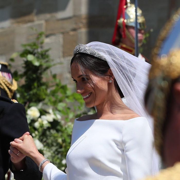  Mọi thứ về đám cưới hoàng gia của Hoàng tử Harry và Meghan Markle đều không thể nào quên, người hâm mộ khắp nơi đặc biệt chú ý đến từng chi tiết. Một trong những món đồ trang sức đáng chú ý nhất là đôi bông tai Galanterie de Cartier Stud, trị giá 15.000 USD. Cô còn được phát hiện đeo hoa tai trong lễ rửa tội của con trai Archie và tại Lễ khai mạc Thế vận hội Invictus vào năm 2018. Ảnh: The Royal Family. 